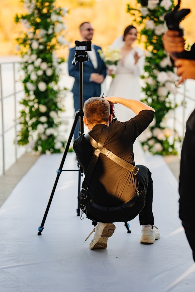 Photographer,Taking,Pictures,Of,The,Bride,And,Groom,At,The